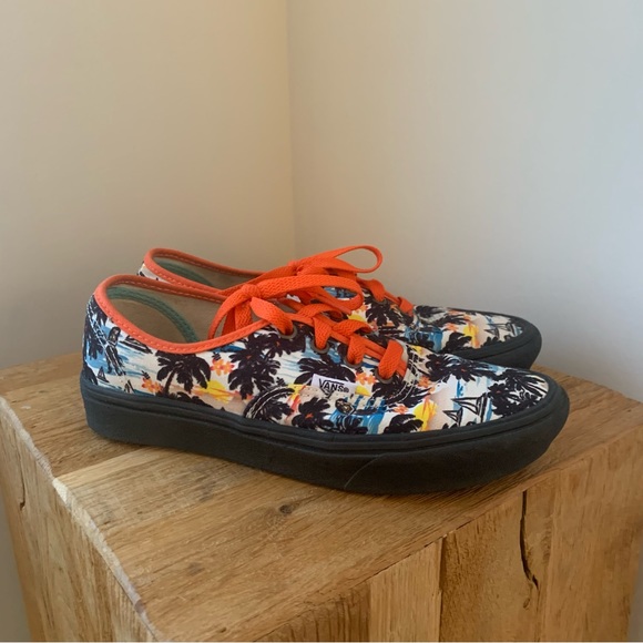 Vans size 5 with Hawaii Scene printed on shoe. Great condition. - Picture 2 of 8